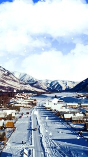 冬日雪景中的城镇与山脉