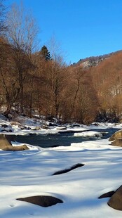 冬日雪覆溪流山林美景