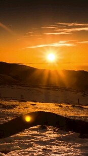 冬日夕阳下的雪地美景