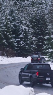 雪地中行驶的多辆汽车