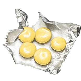 铝箔纸上的黄色圆形糕点