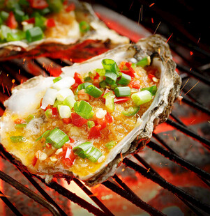 碳火上的美味蒜蓉烤生蚝