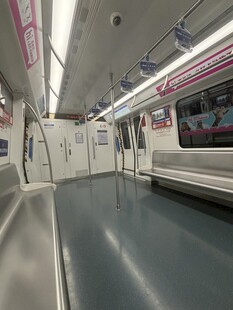 地铁车厢内景