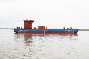 河上行驶的蓝色货船