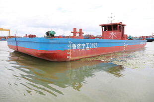 蓝色红色驳船停泊在水面