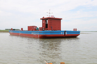 水面上的红蓝货船