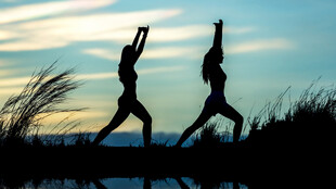 夕阳下的双人瑜伽剪影