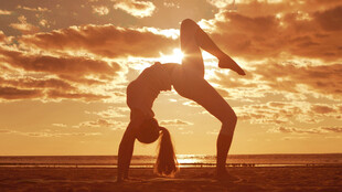 夕阳下的瑜伽优美身姿