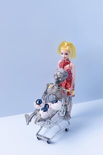 小女孩坐购物车玩偶造型