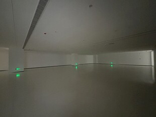 空旷室内的绿色指示灯光