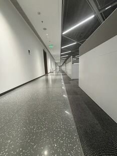 现代简约风格的空旷走廊