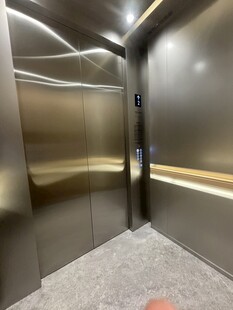 现代不锈钢材质电梯内部