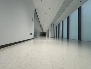 空旷现代风走廊空间