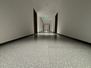 空旷明亮的走廊空间