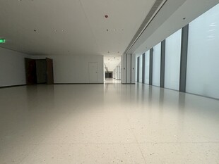 空旷现代风室内走廊空间