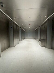 空旷现代感的电梯内部空间