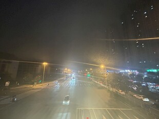 城市雾夜中的道路景象