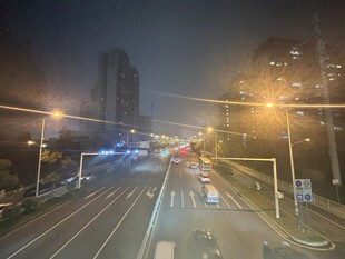 城市夜间繁忙交通景象