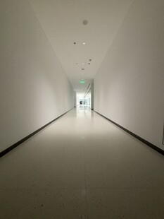 空旷走廊通向明亮出口