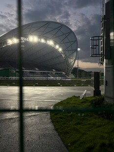 宁静雨夜中的体育场建筑