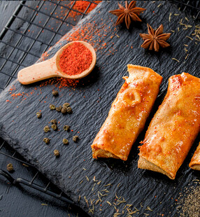 美味炸春卷与香料组合