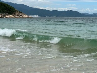 海浪拍打沙滩的美丽景致