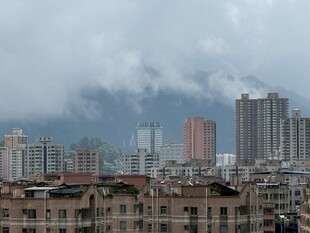 云雾缭绕中的城市建筑群