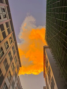 城市上空的绚烂橙云