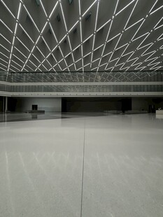 现代简约风格空旷室内空间