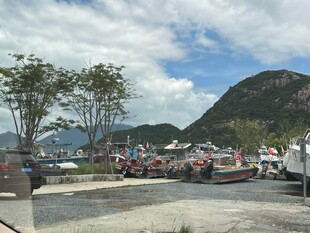 海边码头船只与远山风景