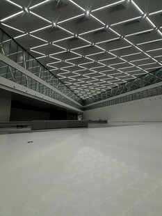 空旷室内空间与网格天花板