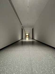 空旷走廊尽头微光