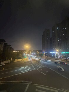 城市夜晚繁忙十字路口