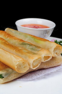 美味春卷配蘸料