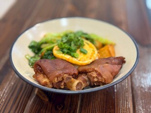 猪脚叉烧饭 美味叉烧盖饭配时蔬