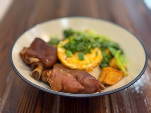 猪脚饭 美味卤味搭配蔬菜拼盘