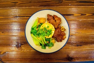 猪脚饭 美味荤素搭配餐食一盘