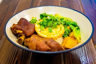 美味猪脚盖饭 营养丰富