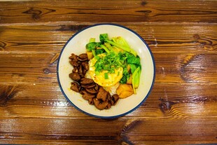 木桌白盘里的美味菜肴