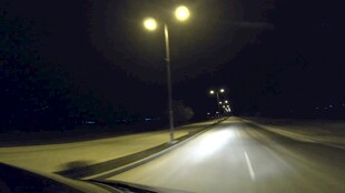 夜晚路灯下的空旷道路