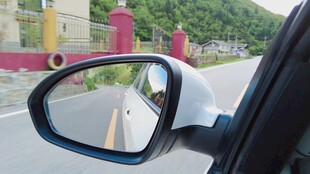 车镜中的道路风景