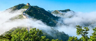 云雾缭绕的壮美山峦