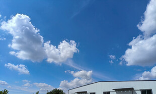 蓝天白云下的现代建筑