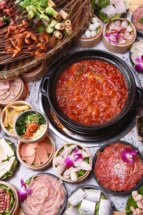 丰富多样的火锅食材拼盘