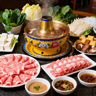 传统铜锅涮肉食材丰富