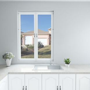 简约厨房的明亮窗户景观