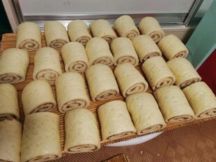 整齐摆放的美味卷状食物