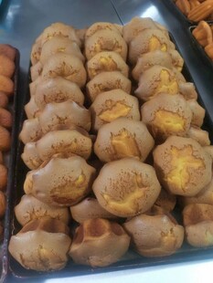 美味烤制糕点整齐陈列