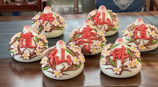 多彩装饰的美味糕点