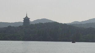 西湖山水间的古塔景致